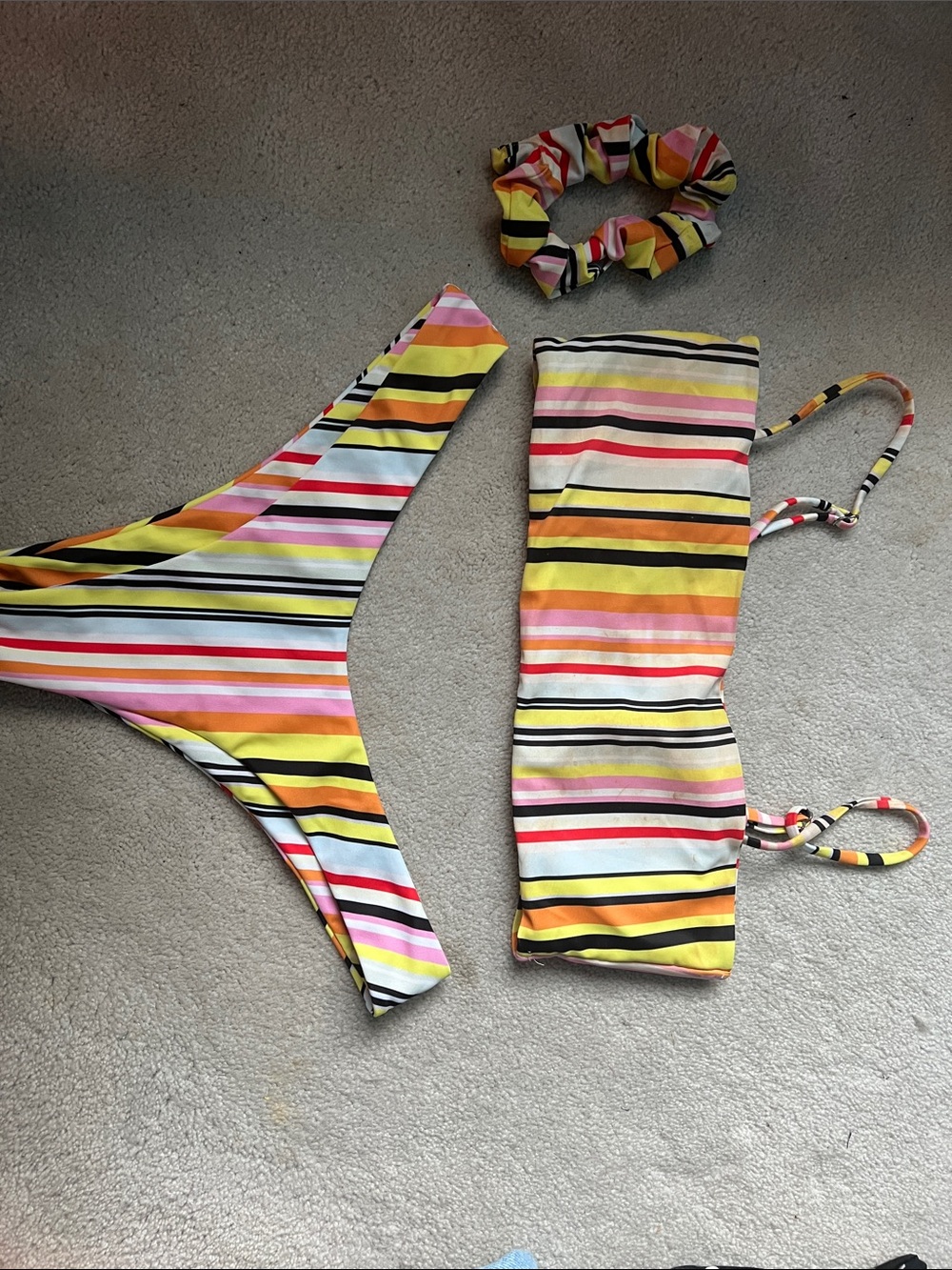 ZAFUL Striped Two-Piece Bikini Set with Scrunchie SIZE small